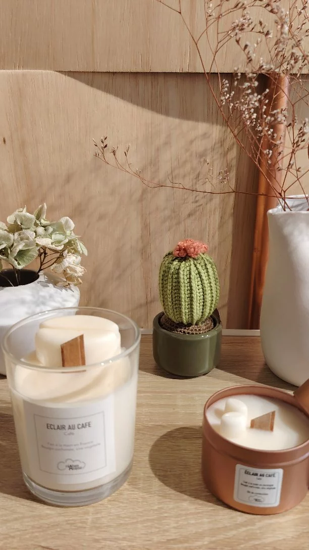 Éclair au café une bougie parfumée envoûtante.

#bougieparfumée #eclairaucafe #café #bougiecafé #interiordesign #decorationinterieur #parfumdintérieur #faitmain #smallcandlebuisness #petitentreprise #artisanat