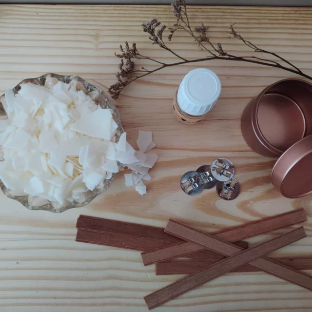 Je crée des bougies à partir de seulement 2 ingrédients cire végétale de soja et fragrance de Grasse. le tout est mis dans un contenant adapté à la chaleur, une mèche en bois d'érable issu de forêts européenne et pour finir des étiquettes en papier recyclé.

#faitmain #handmade #bougie #ciredesoja #recyclable #petitentreprise #smallbuisness #dordogne #candles #soyawax #decorationinterieur #parfumdintérieur